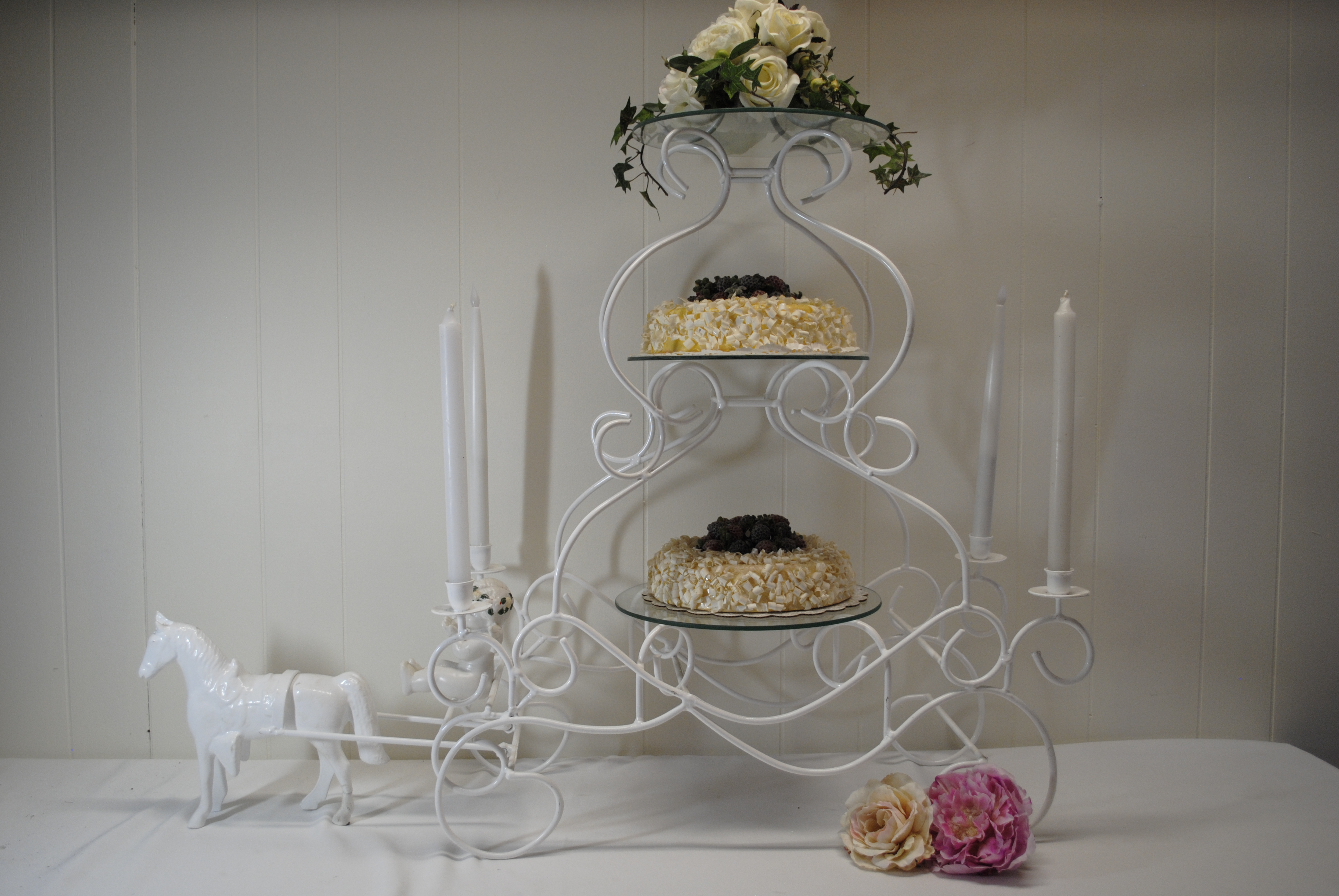 HORSE AND CARRIAGE WHITE 