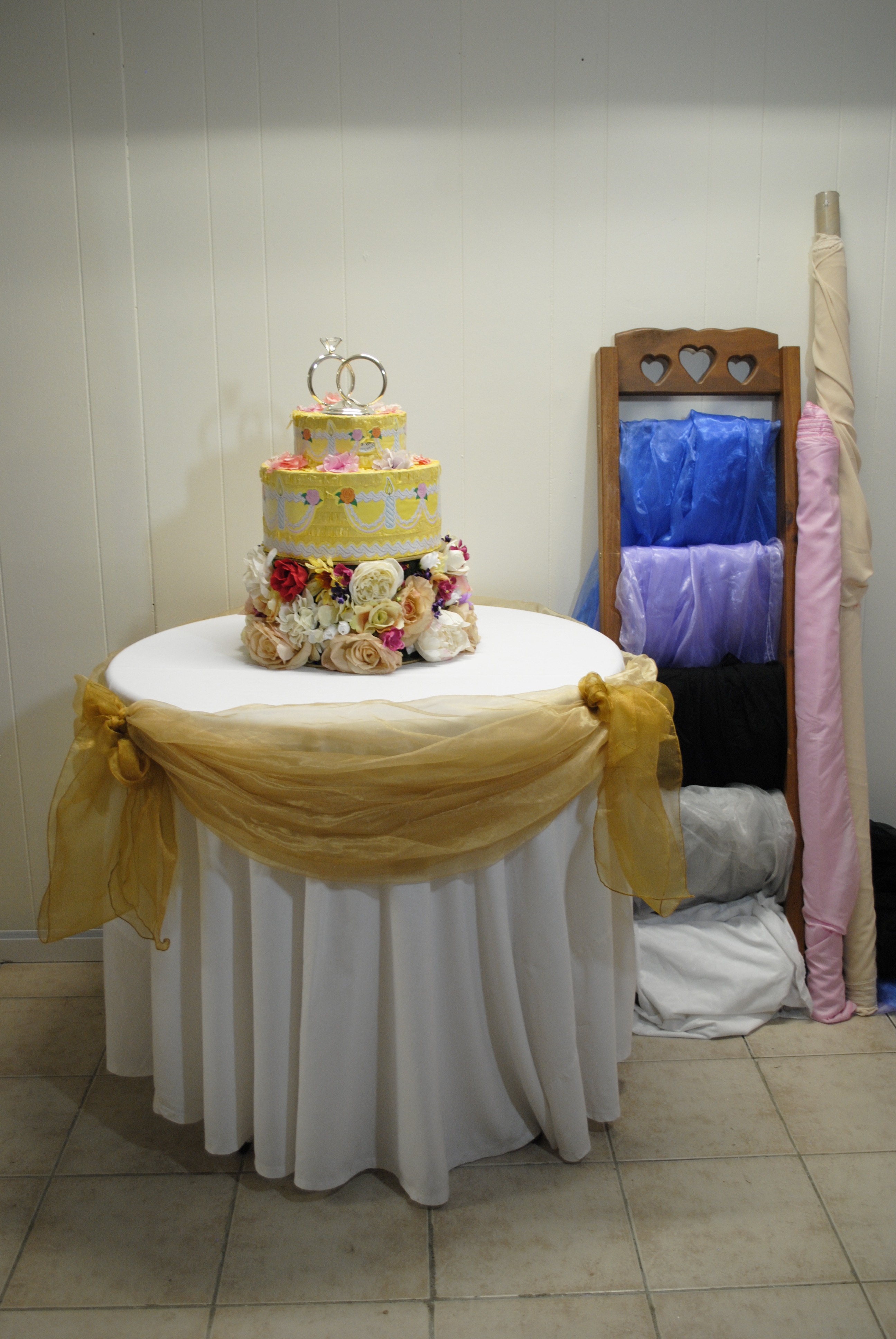 CAKE TABLE, RUFFLE