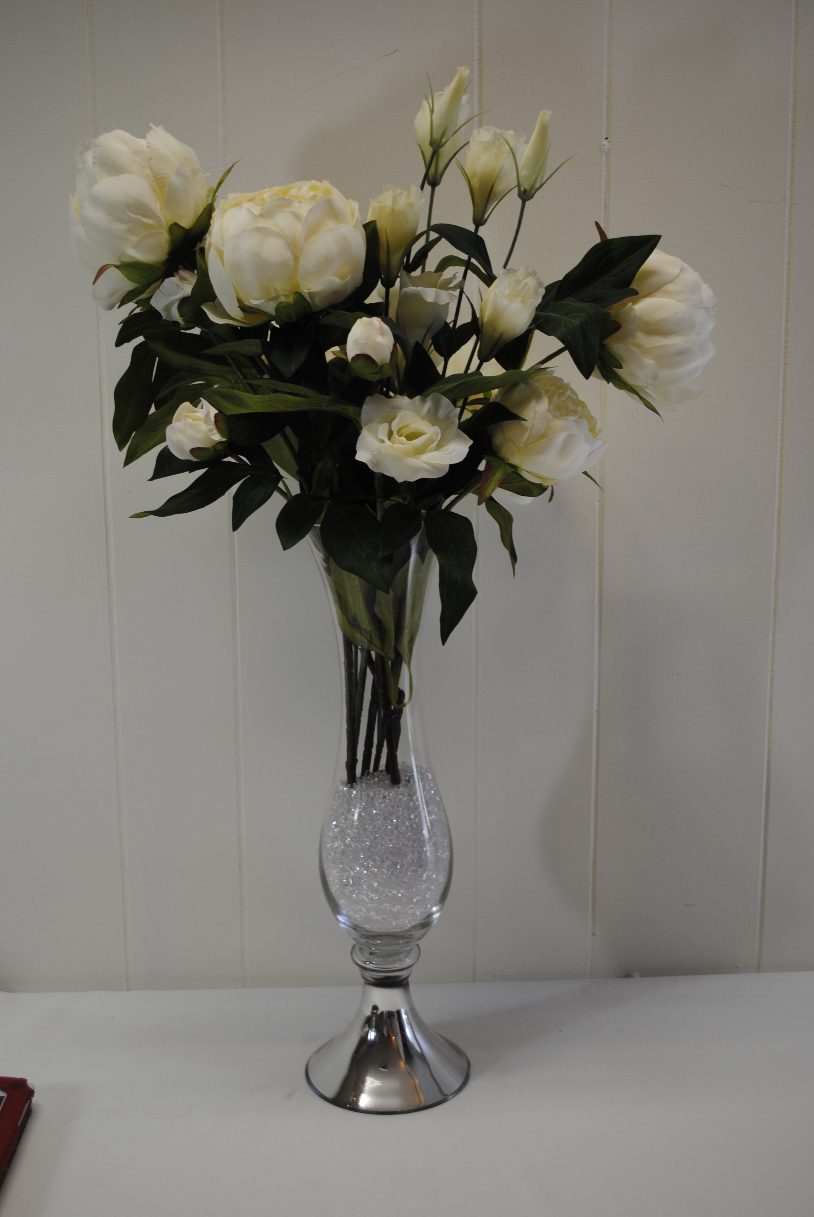 LARGE VASE WITH ARRAGEMENT