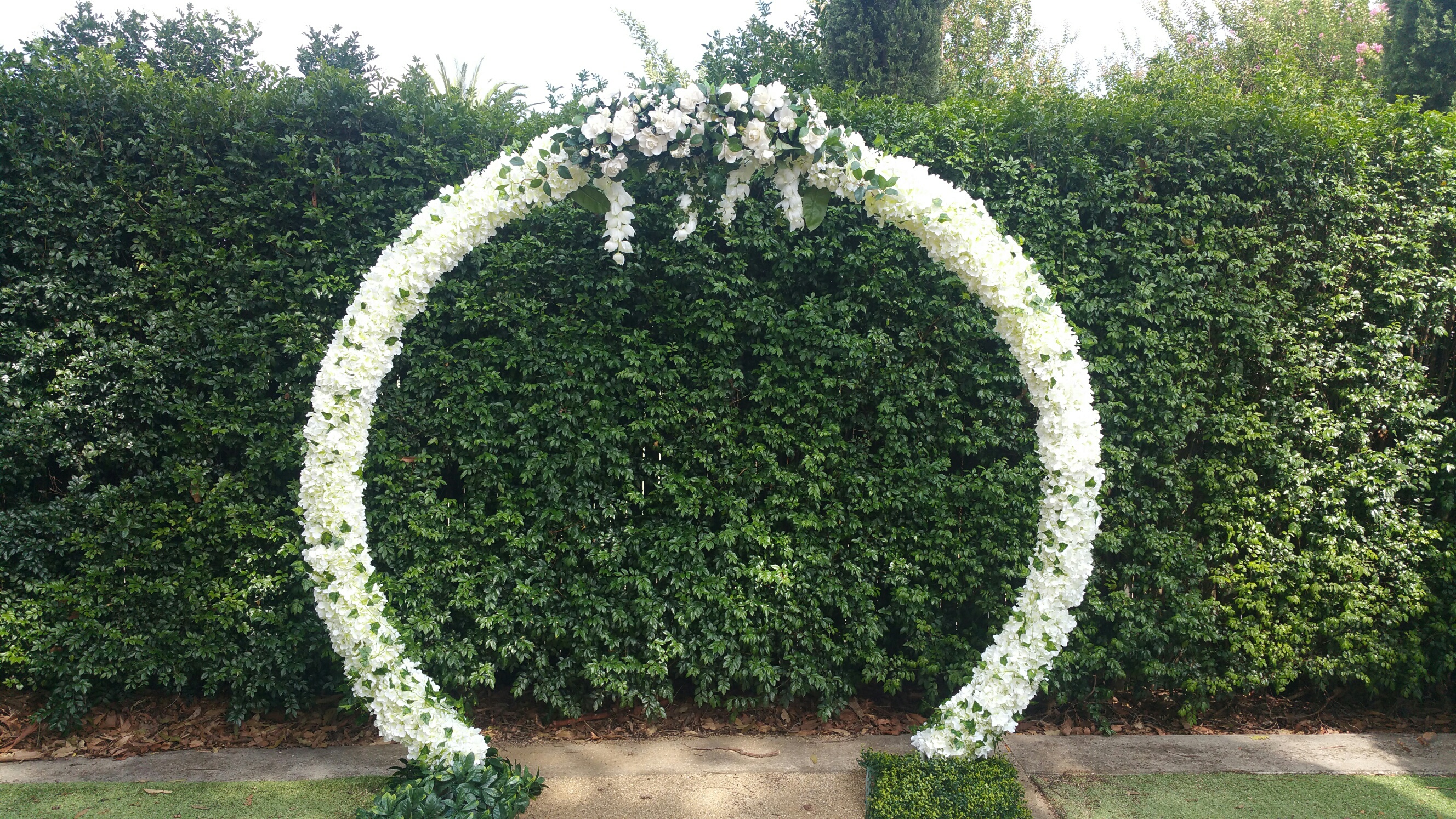 WHITE TRADITIONAL CIRCLE ARCH