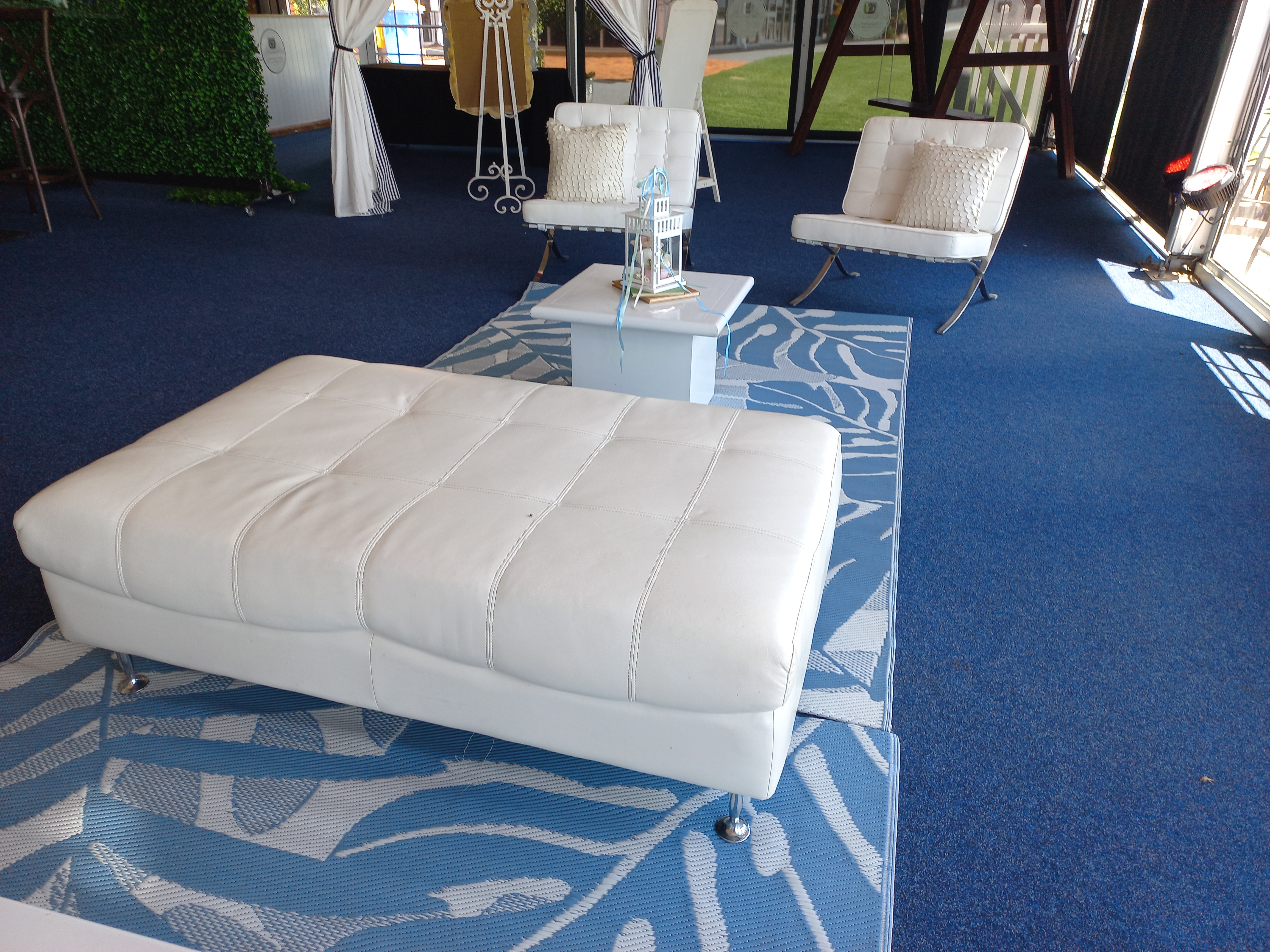 BLUE AND WHITR FLOOR MAT