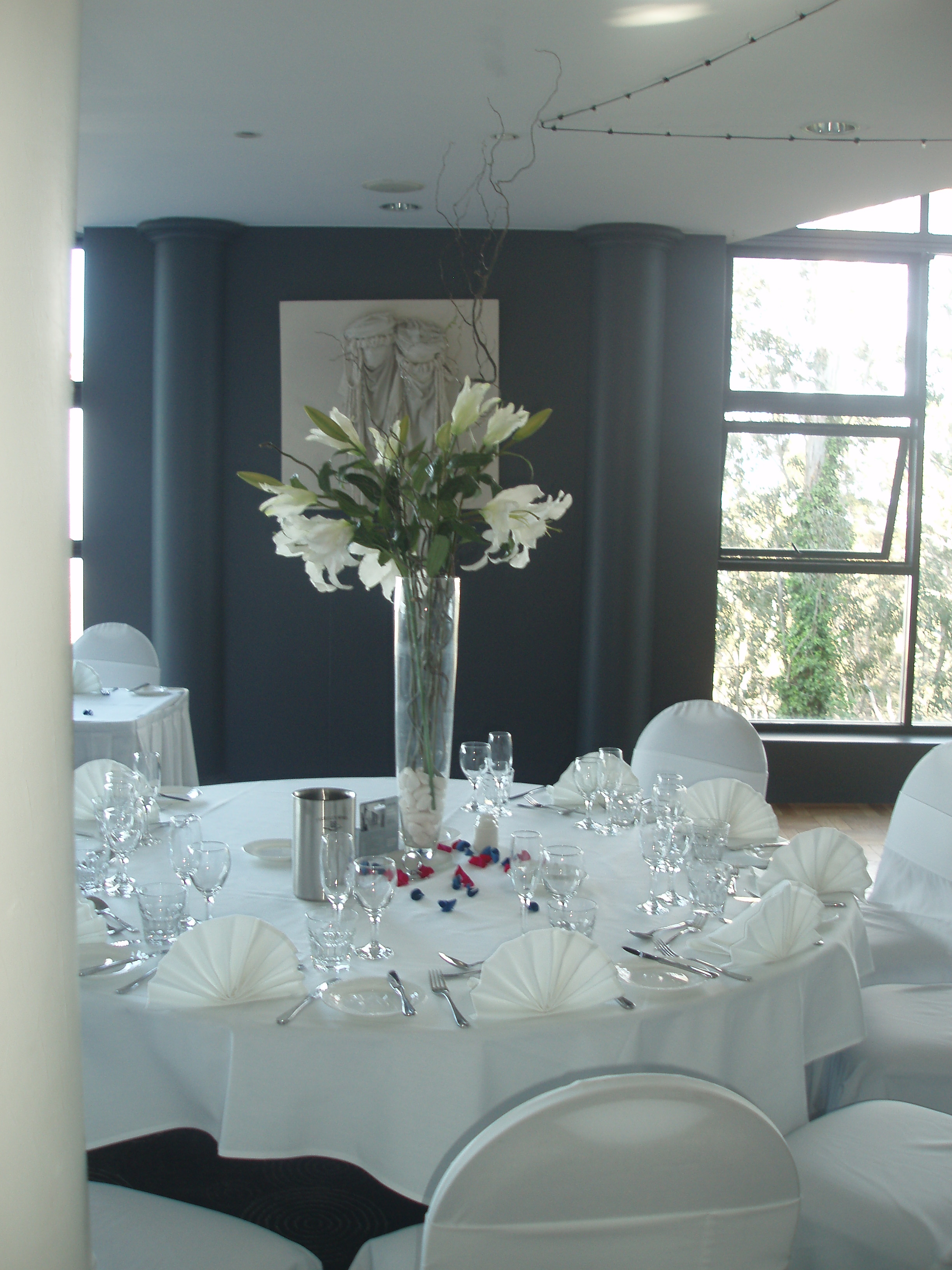 LARGE VASE WITH ARRAGEMENT