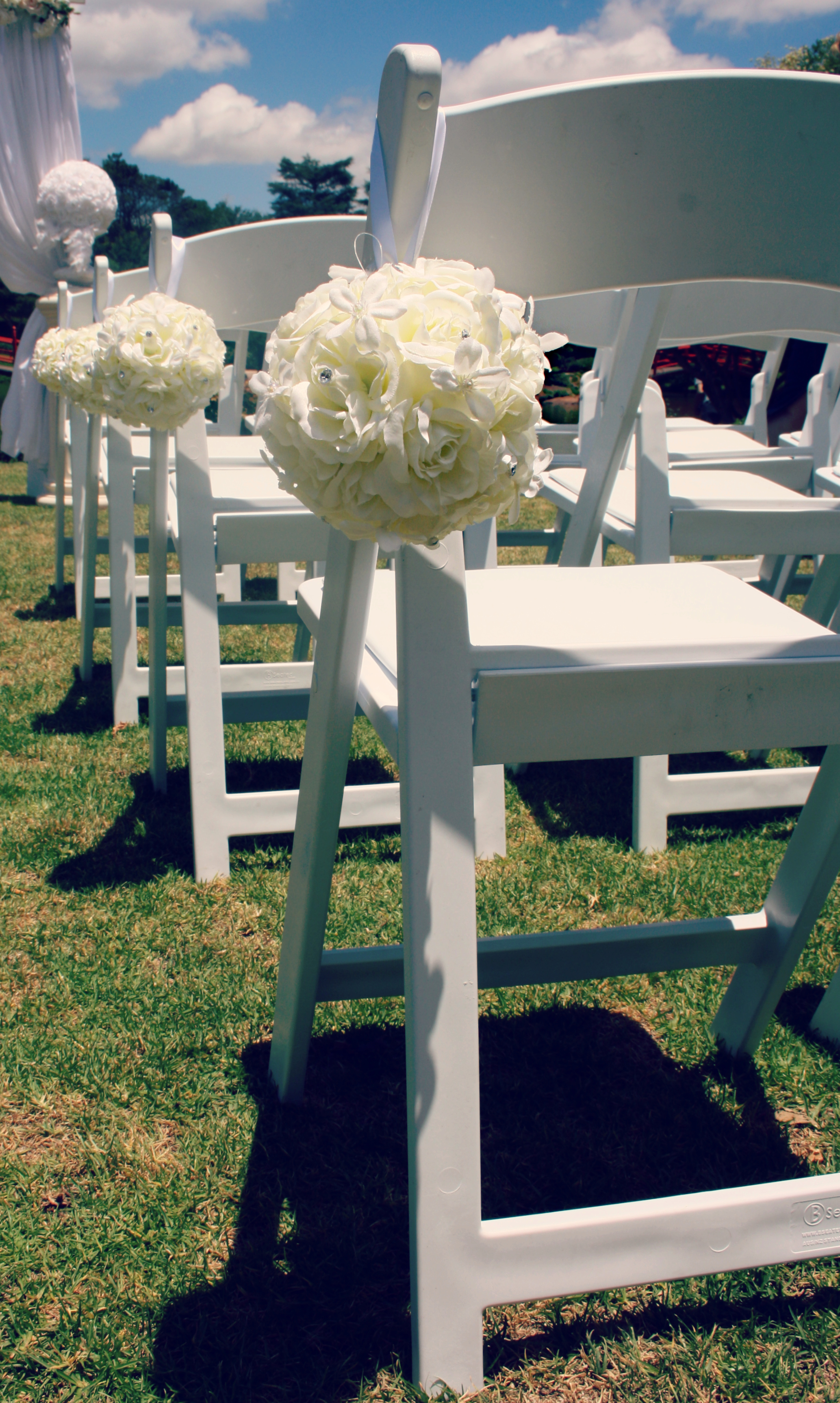 ROSE BALL PEW BOWS WHITE